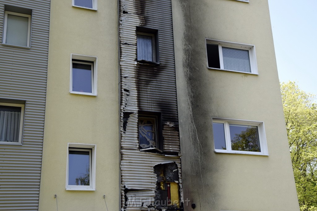 Rollerbrand dann Feuer 1 Fassadenbrand Koeln Gremberg Kroppergasse P63.JPG - Miklos Laubert